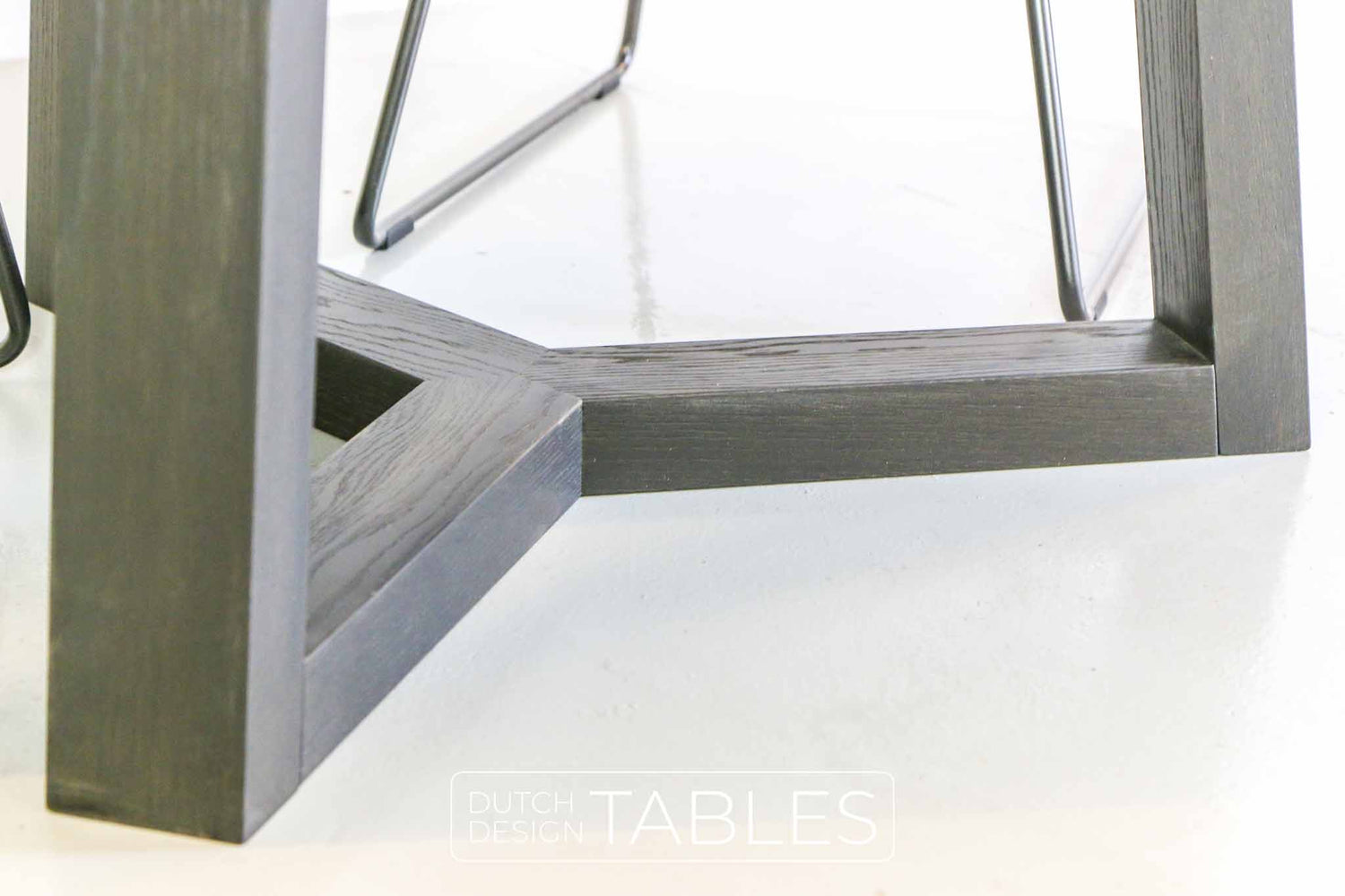 Tafel eiken Keijser en Co Big Top rond 3-poot Dutch Design Tables